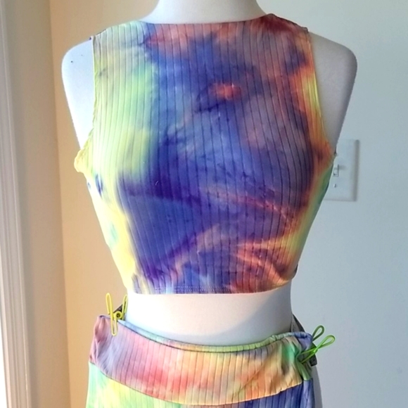 BOUTIQUE ๐ Lipstick Multi-Colored Tie Dyed Crop & Legging Set - Picture 3 of 10